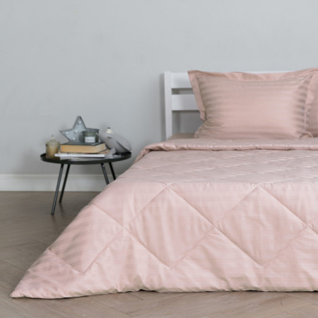 ПОСТЕЛЬНОЕ БЕЛЬЁ СТРАЙП-САТИН С ОДЕЯЛОМ 2 НАВОЛОЧКИ ПУДРА